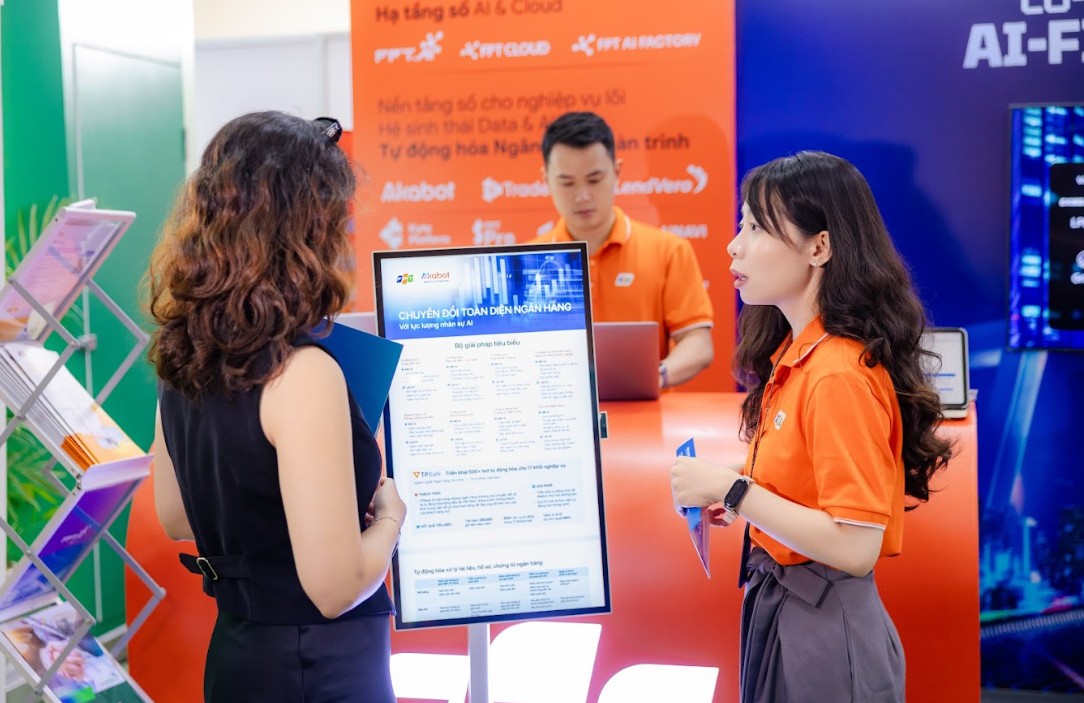 FPT đồng hành cùng ngành Ngân hàng dịch chuyển từ mô hình Digital Banking sang AI-First Banking 6 Khách Hàng Tham Quan Và Trải Nghiệm Sản Phẩm & Hoạt động Tại Gian Hàng Fpt 1787200668