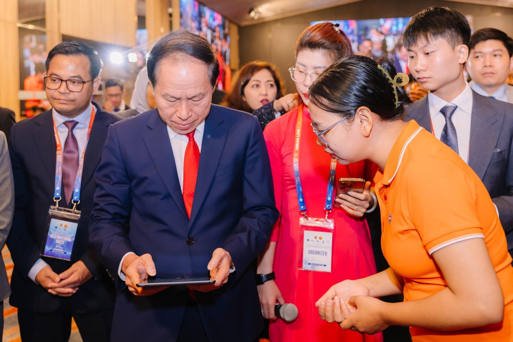 FPT giới thiệu hệ sinh thái AI-powered Justice tại Diễn đàn Pháp luật ASEAN 2026 9 Phó Thủ Tướng Lê Tiến Châu Trải Nghiệm Giải Pháp Tại Gian Triển Lãm Co Create The Next In Ai Powered Justice Của Fpt 1787049259