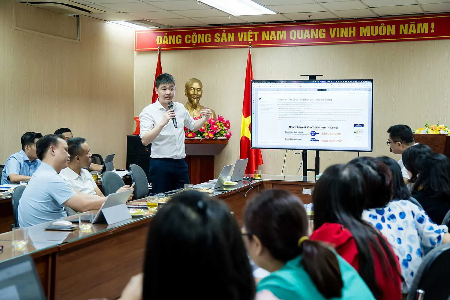 FPT đồng hành cùng Cục Bảo trợ xã hội nâng cao năng lực ứng dụng AI, chú trọng kiểm soát “ảo giác AI” 8 Các Chuyên Gia Fpt Hướng Dẫn Cán Bộ, Công Chức, Viên Chức Cục Bảo Trợ Xã Hội Thực Hành ứng Dụng Ai Trên Các Bài Toán Công Việc Cụ Thể. 1790563347