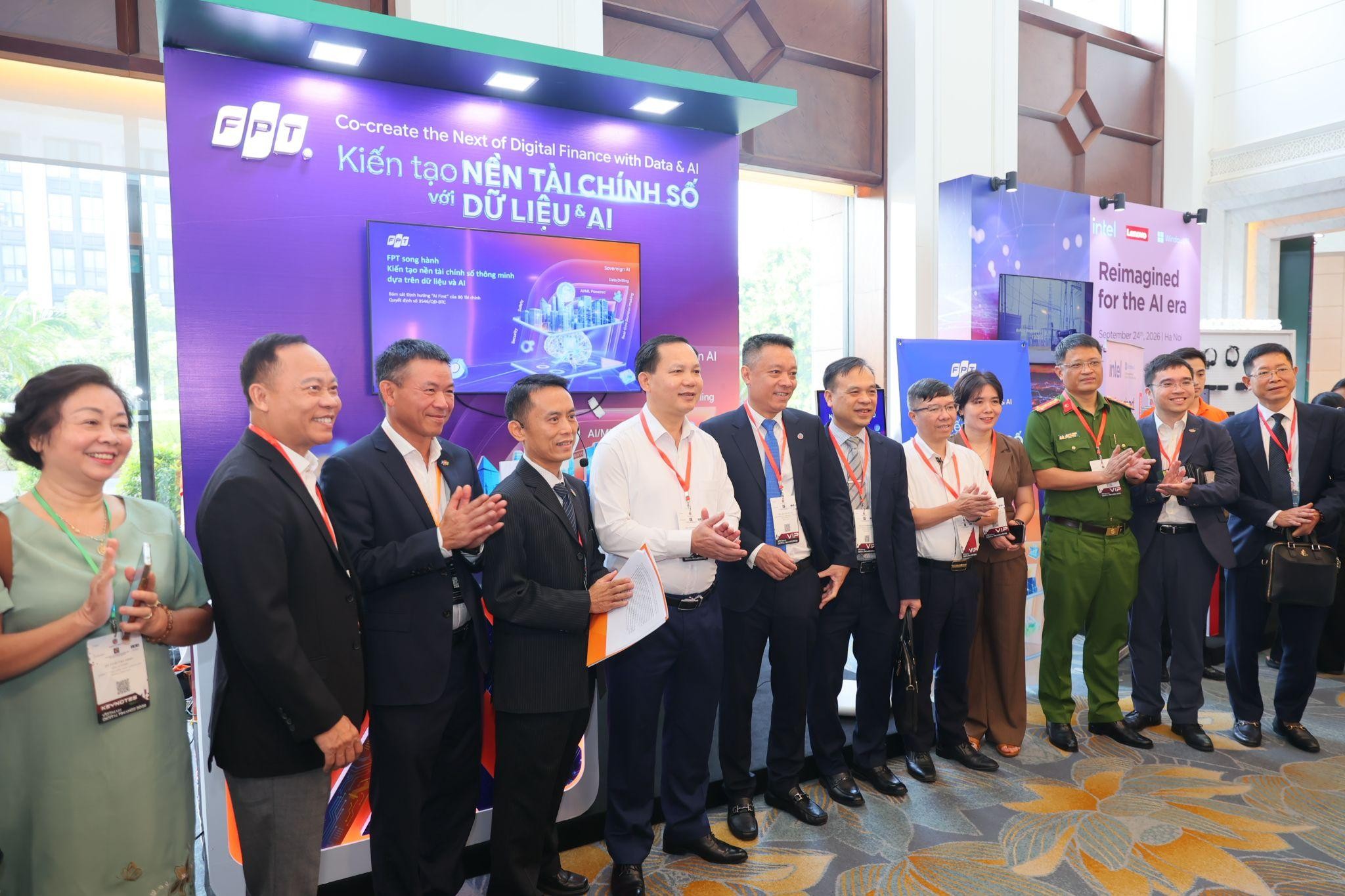 AI và dữ liệu đang mở rộng khả năng cá nhân hóa dịch vụ tài chính - Góc nhìn từ chuyên gia FPT tại Vietnam Digital Finance 2026 6 Đại Biểu Tham Quan Gian Hàng Triển Lãm Công Nghệ Của Fpt 1790564790
