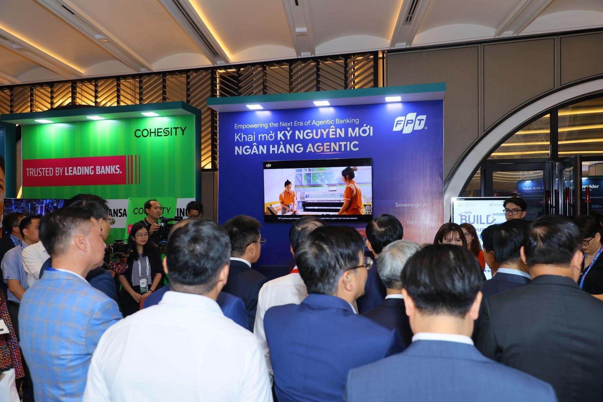 Chuyên gia FPT đề xuất kết nối các hệ thống an ninh mạng và chống gian lận, bảo vệ giao dịch ngân hàng số 8 Đoàn Lãnh đạo Với Sự Dẫn đầu Của Phó Thống đốc Ngân Hàng Nhà Nước Phạm Tiến Dũng Tham Quan Khu Vực Trình Diễn Công Nghệ Made By Fpt 2 1793173582