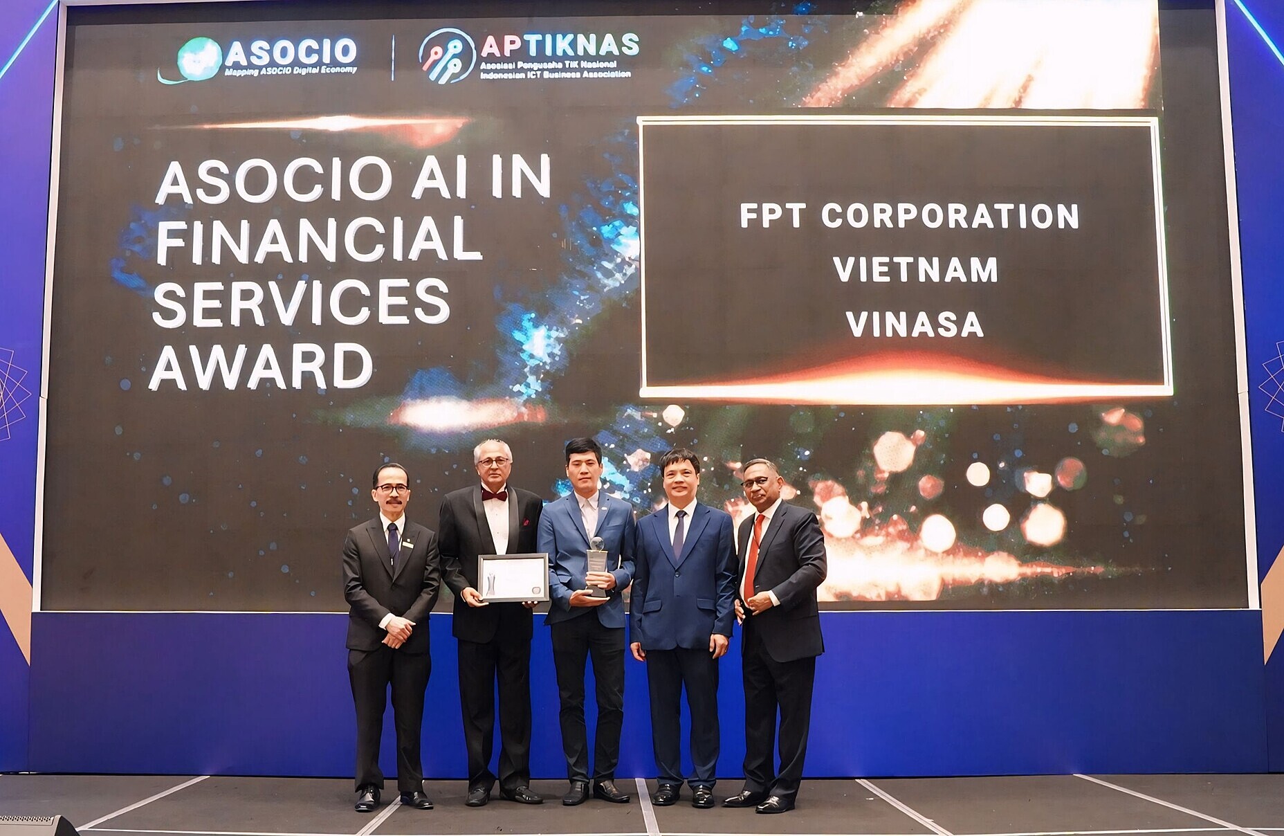 FPT giành ba giải thưởng ASOCIO về AI, khẳng định năng lực công nghệ Việt trên bản đồ khu vực 6 Fpt được Asocio Vinh Danh ở Hạng Mục Ai Trong Dịch Vụ Tài Chính Với Hệ Sinh Thái Giải Pháp Giải Quyết Các Bài Toán Trọng Yếu Của Ngành, Từ Số Hóa Quy Trình, Tối ưu Vận Hành, đến Nâng Cao Trải Nghiệm Khách Hàng. 1791345761