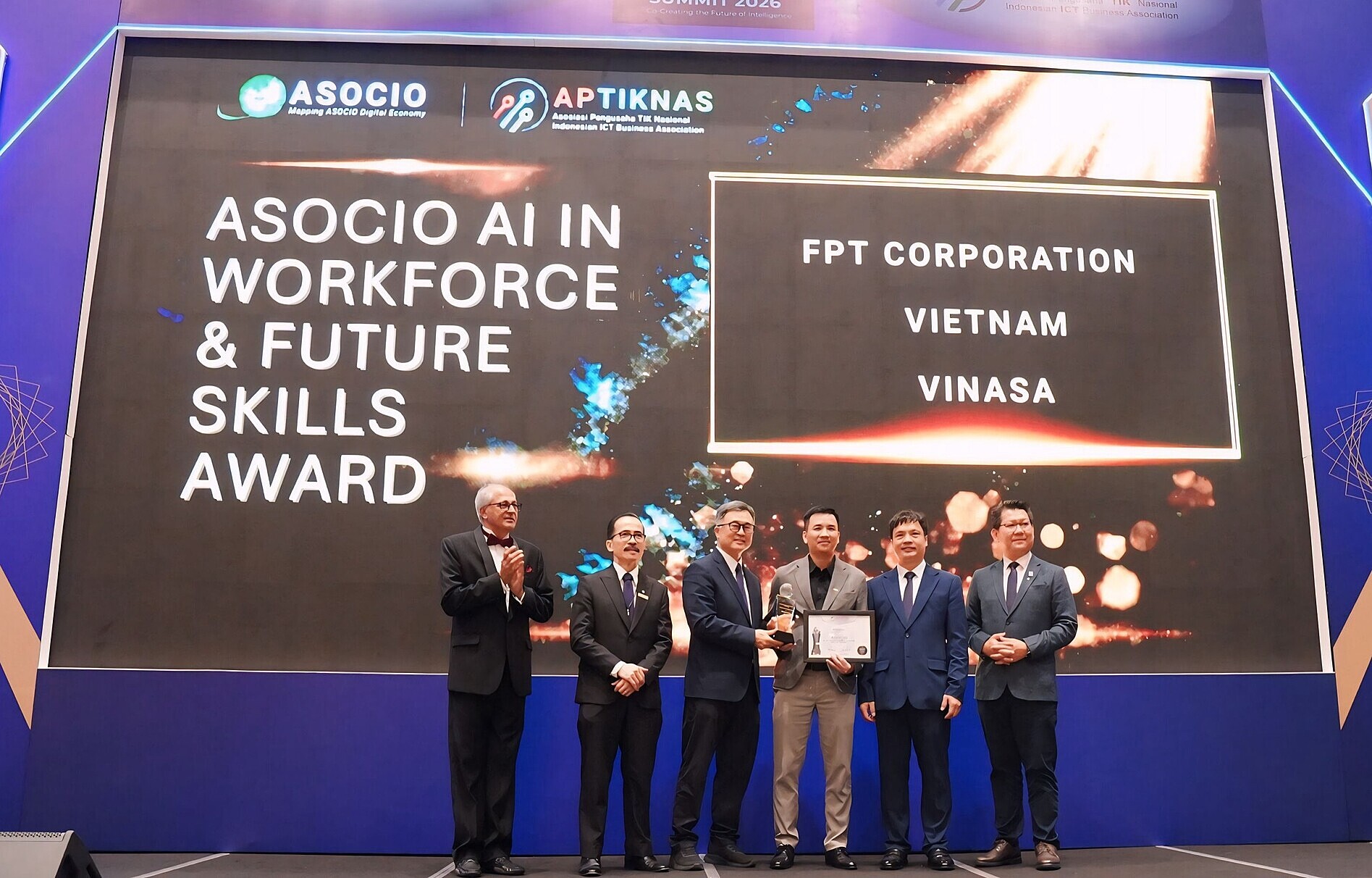 FPT giành ba giải thưởng ASOCIO về AI, khẳng định năng lực công nghệ Việt trên bản đồ khu vực 4 Fpt được Trao Giải ở Hạng Mục Ai Trong Nguồn Nhân Lực & Kỹ Năng Tương Lai, Nhờ Những Nỗ Lực Và Thành Tích Trong Việc Nâng Cao Năng Lực Ai Của đội Ngũ Công Nghệ Cũng Như Phổ Cập Kỹ Năng Ai Cho Cộng đồng. 1791345760