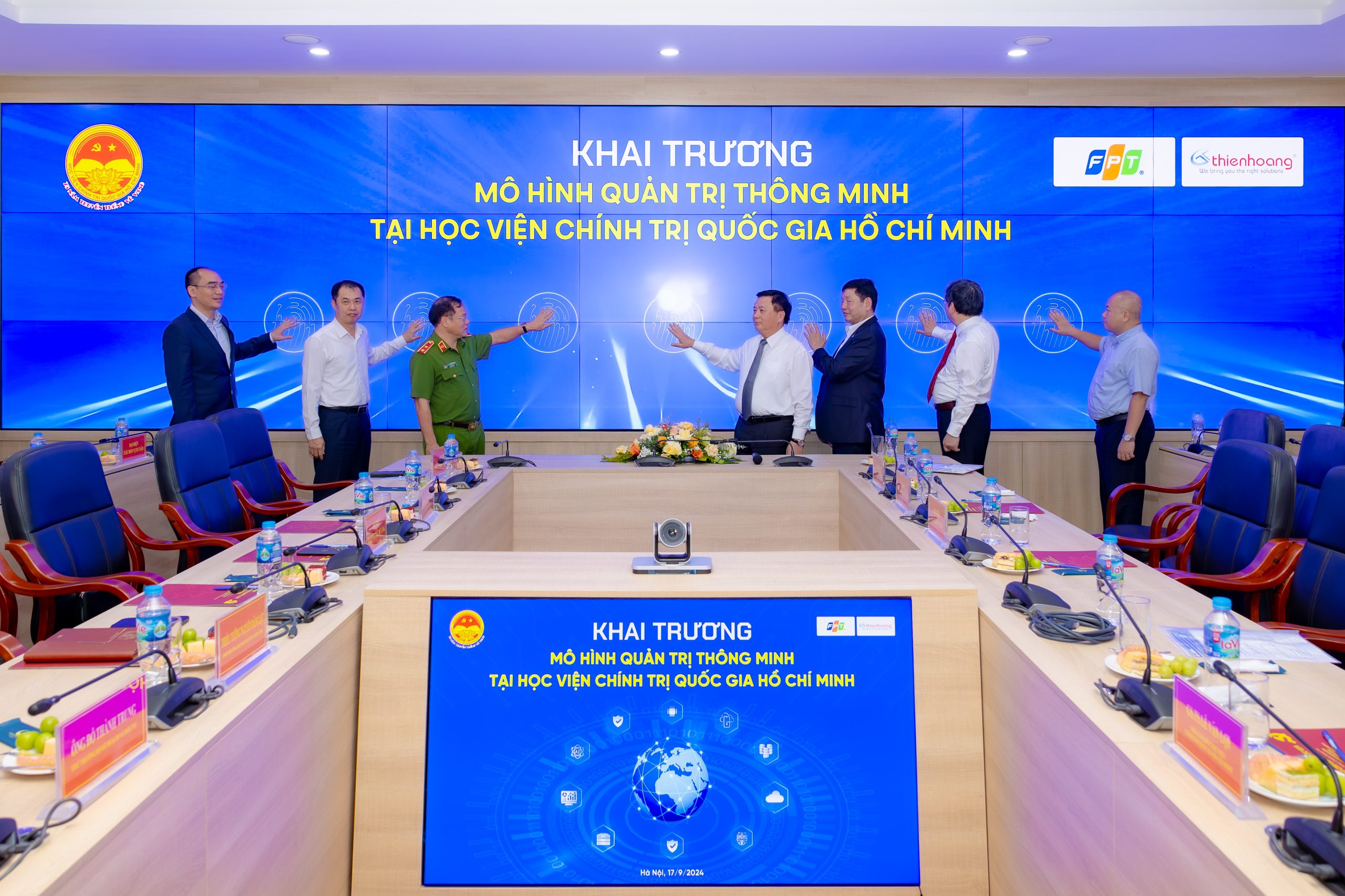 Ảnh 2. Gs,ts Nguyễn Xuân Thắng Và Các đại Biểu ấn Nút Khai Trương Mô Hình Quản Trị Thông Minh Tại Học Viện Chính Trị Quốc Gia Hồ Chí Minh 1726728403