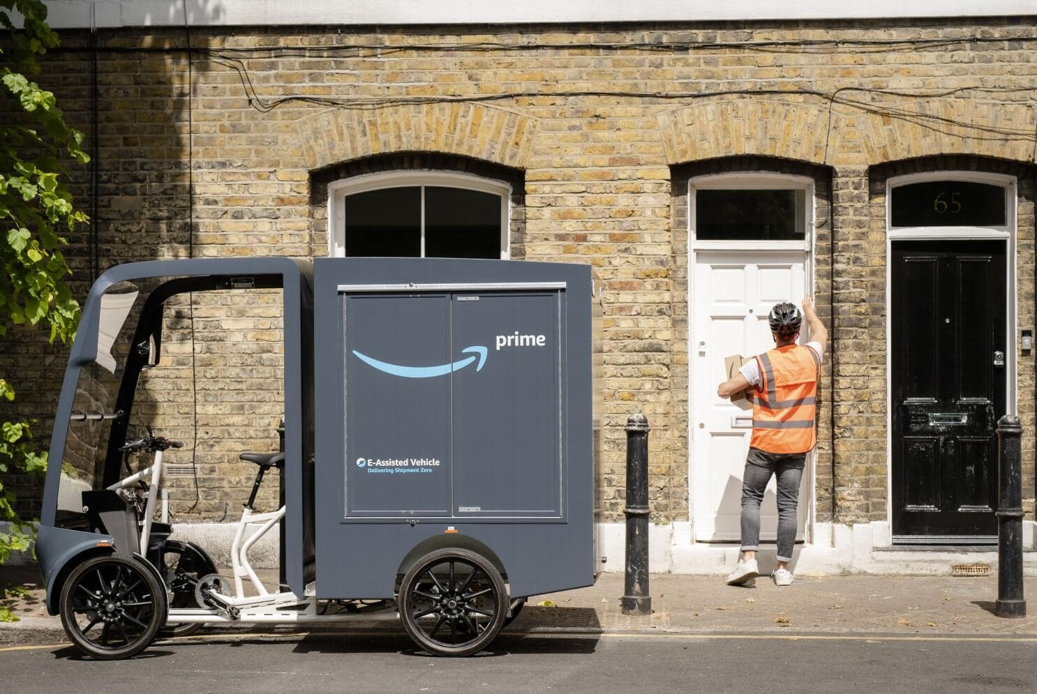 Ví dụ tiêu biểu: Amazon tại Anh sử dụng xe điện để giao hàng